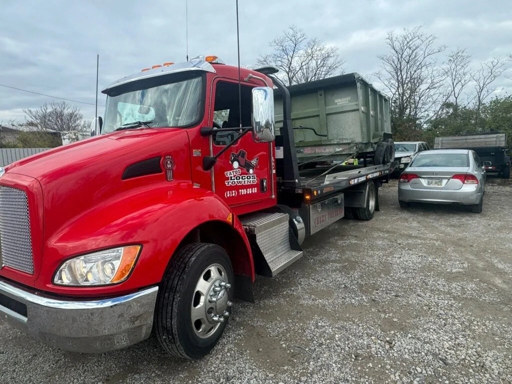 Camión grúa rojo Vatos Locos Towing