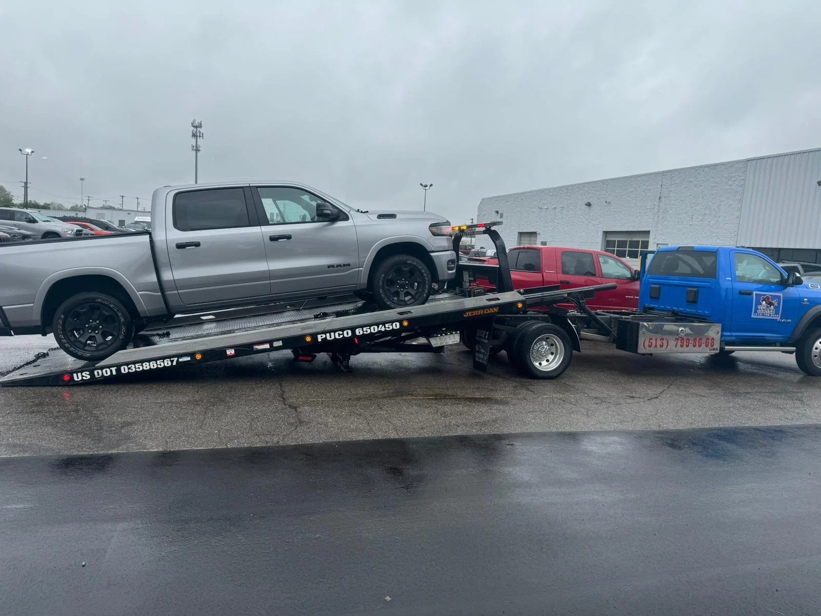 Camioneta remolcada por Vatos Locos Towing