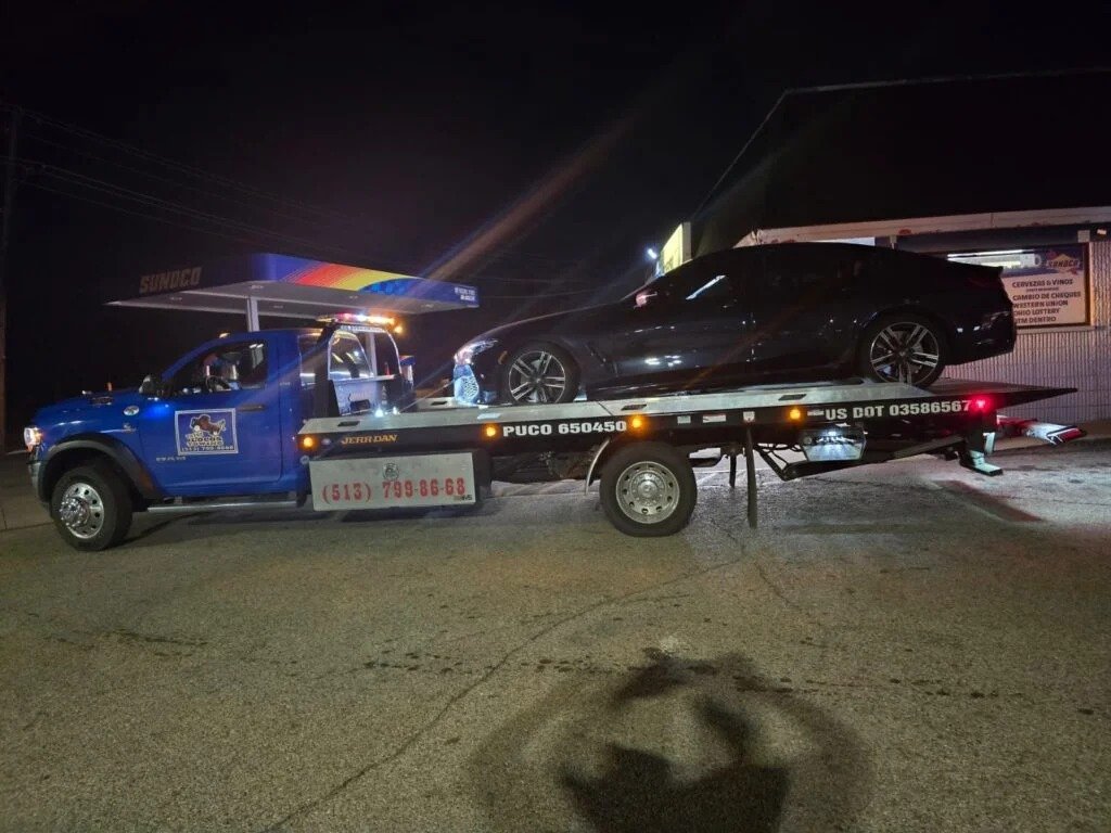 Camión grúa nocturno remolcando auto