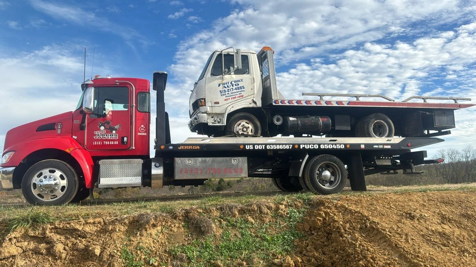 Camioneta siendo transportada por Vatos Locos Towing